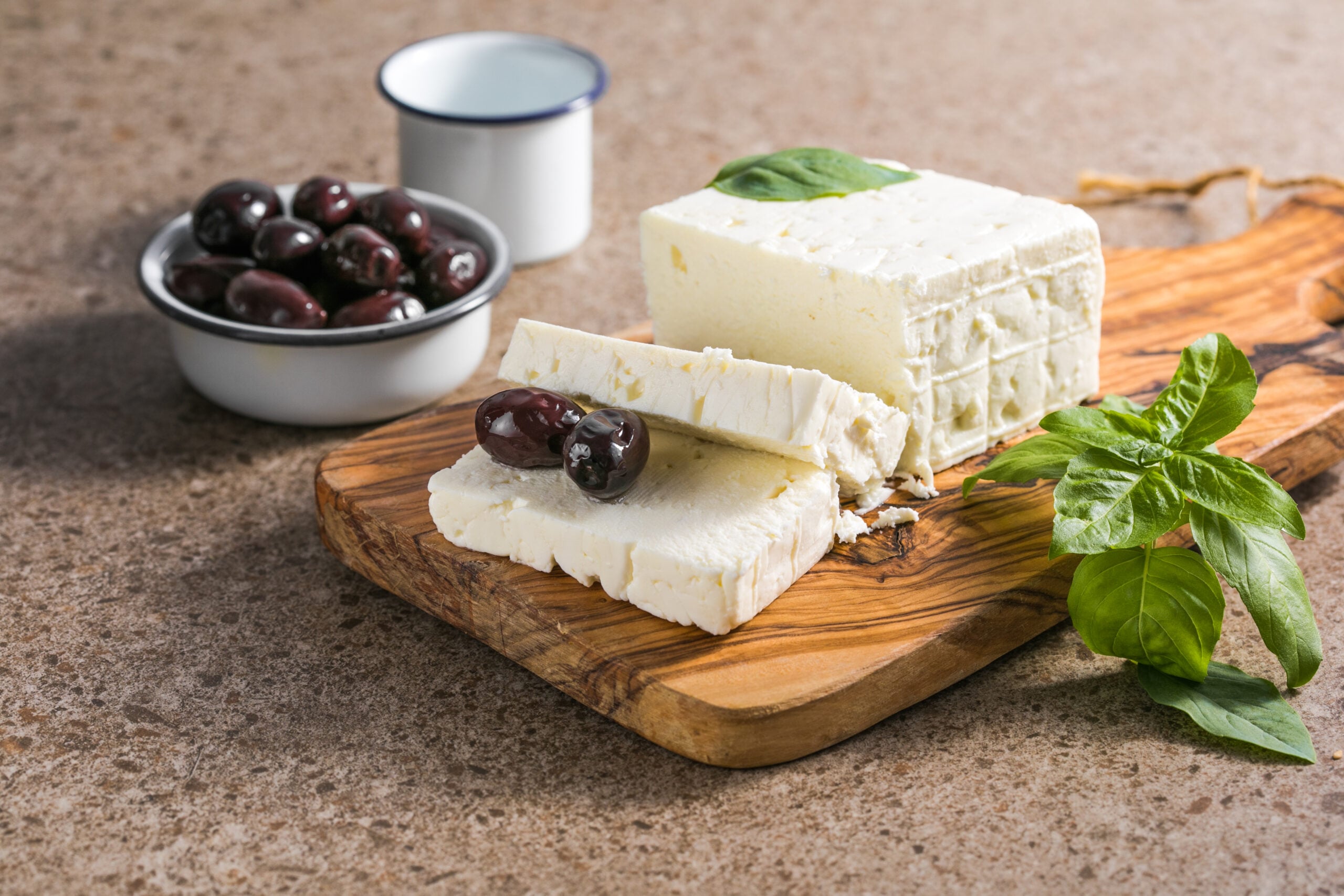 Djathë Feta me Ullira dhe Borzilok në Bordi
