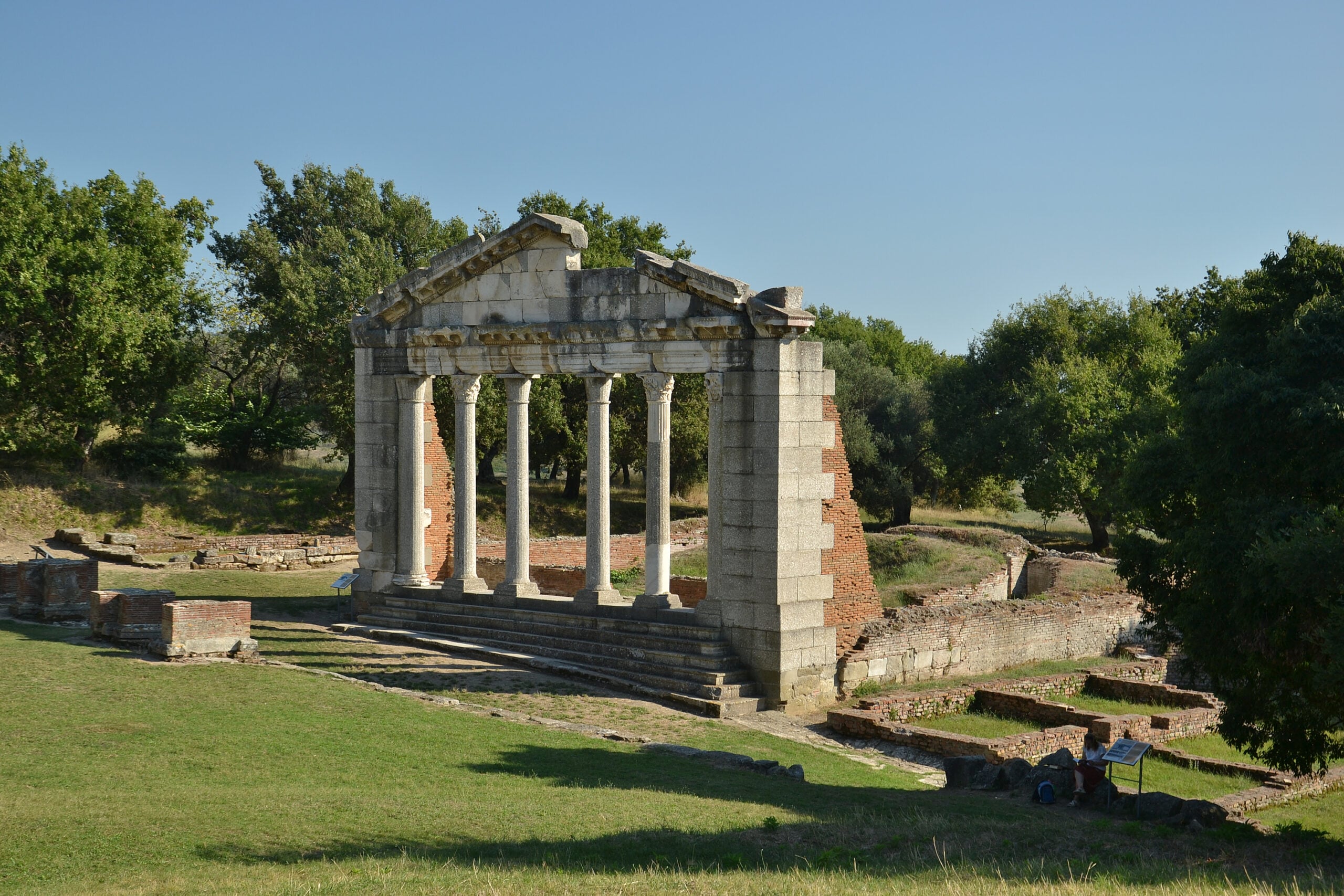 Apollonia, Albania (nga Pudelek) Monumenti i Agonothetes