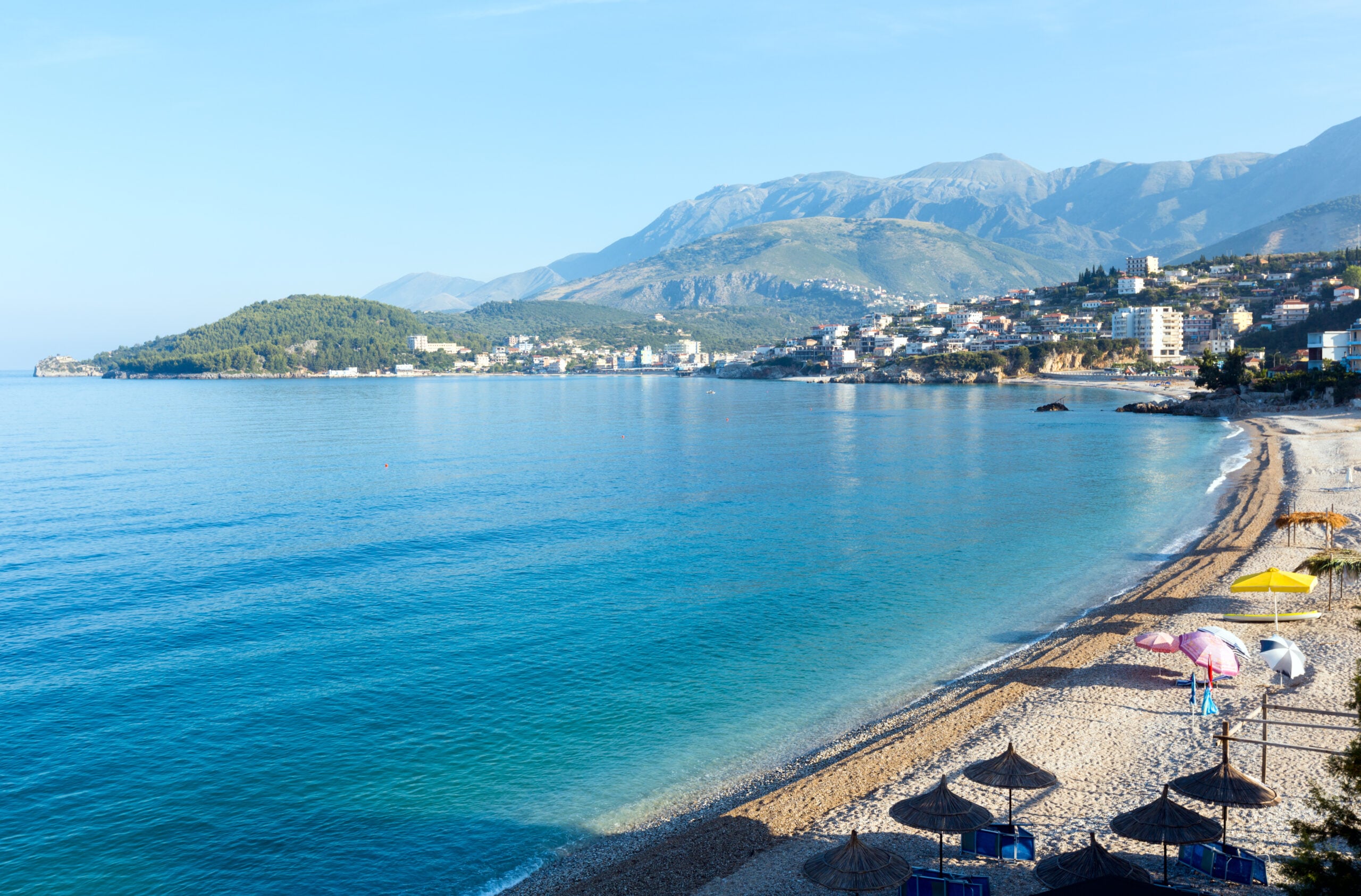 Mëngjesi i bregdetit veror, pamje nga qyteti i Himarës me guralecë 2026 03 25 23 44 02 utc